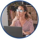 Księgowość w Comarch ERP Optima, kurs obsługi programu – kobieta siedzi przy laptopie z dłonią przy brodzie