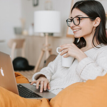 Księgowa ucząca się podczas kursu online przygotowującego na doradcę podatkowego.