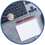 Kursy podatkowe dla podmiotów medycznych – stetoskop, klawiatura, długopis i notes na szarym filcu