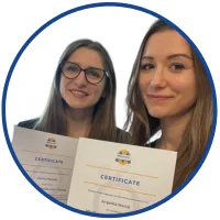 Szkolenie i certyfikacja MindSonar – dwie uczestniczki pokazują certyfikaty z napisem „Certificate”