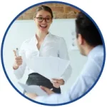 Szkolenia z negocjacji i komunikacji w pracy – kobieta i mężczyzna rozmawiają nad dokumentami