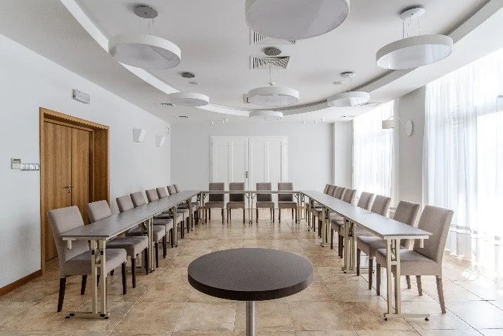 Akademia efektywnej komunikacji zespołowej 2026 w Sopocie – sala szkoleniowa ze stołami w podkowę w Hotelu Aqua
