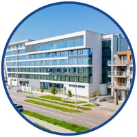 Kursy wyjazdowe dla księgowych i kadrowych w Kołobrzegu – Hotel Blue&Green Baltic z przeszkloną elewacją i balkonami