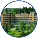 Hotel Krynica – budynek hotelu wśród drzew, widok z zewnątrz