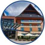 Hotel Radisson Blu – budynek w górskim stylu z tarasem, widok z zewnątrz