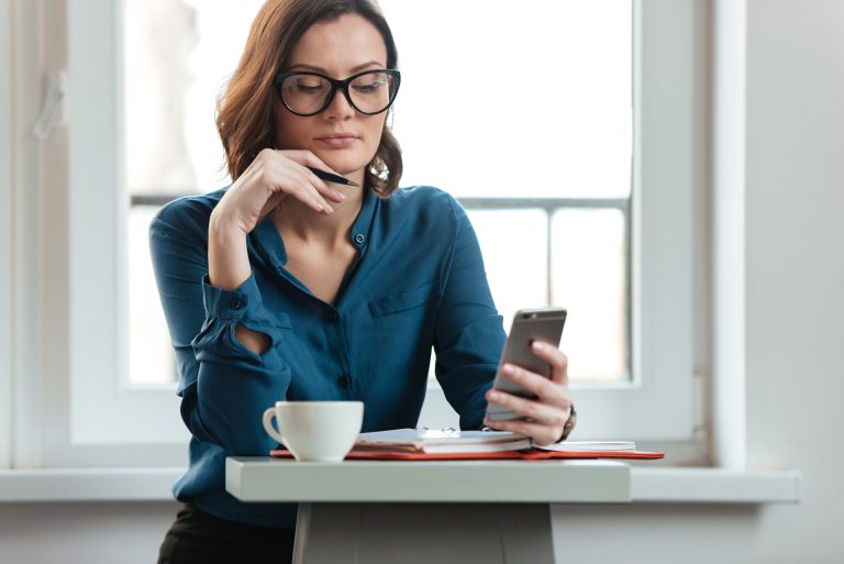Pracownik używający telefonu komórkowego w czasie pracy.