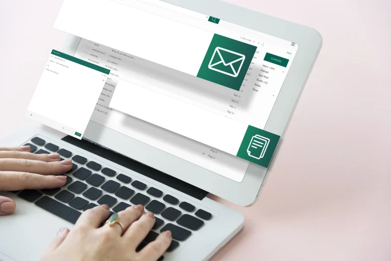 laptop z elektroniczną dokumentacją