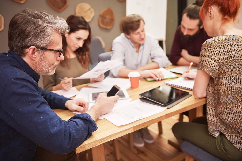 Pracownicy firmy biorą udział w szkoleniu dedykowanym dla firm.