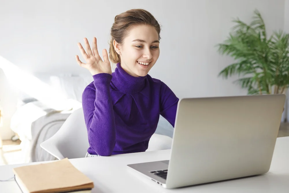 Szczęśliwa kadrowa bierze udział w bezpłatnym webinarze kadrowym.