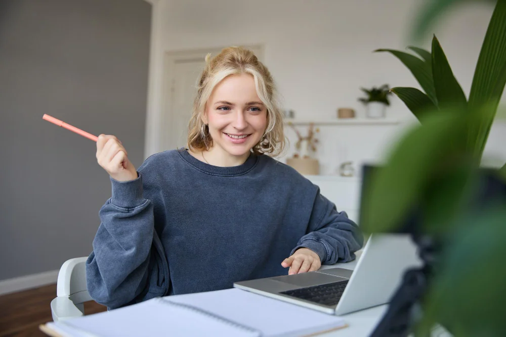 Szczęśliwa księgowa bierze udział w bezpłatnym webinarze księgowym.