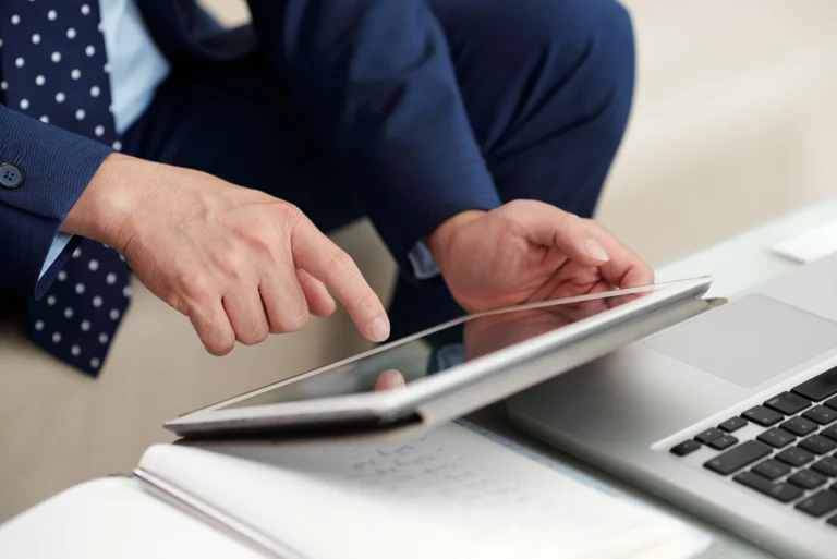 Umowa o pracę podpisana bankowością online na tablecie