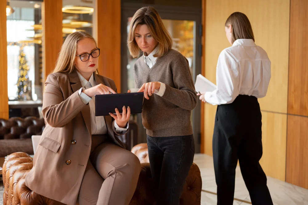 Pracownicy hotelu biorą udział w szkoleniu hotelarskim.