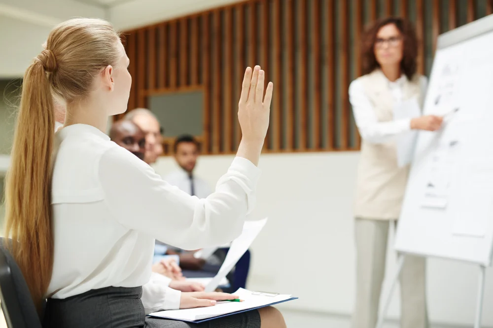 Pracownicy kadrowi biorą udział w szkoleniu stacjonarnym dla kadrowych.