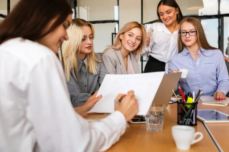 Pracownicy sektora publicznego biorą udział w webinarze dla JST.