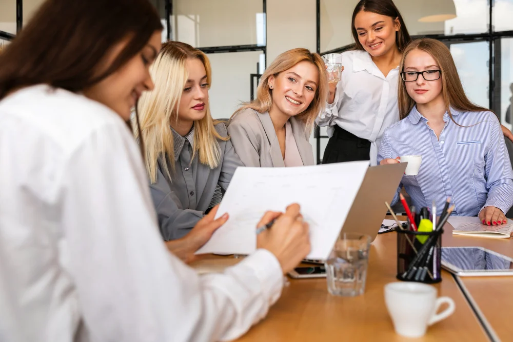 Pracownicy sektora publicznego biorą udział w webinarze dla JST.