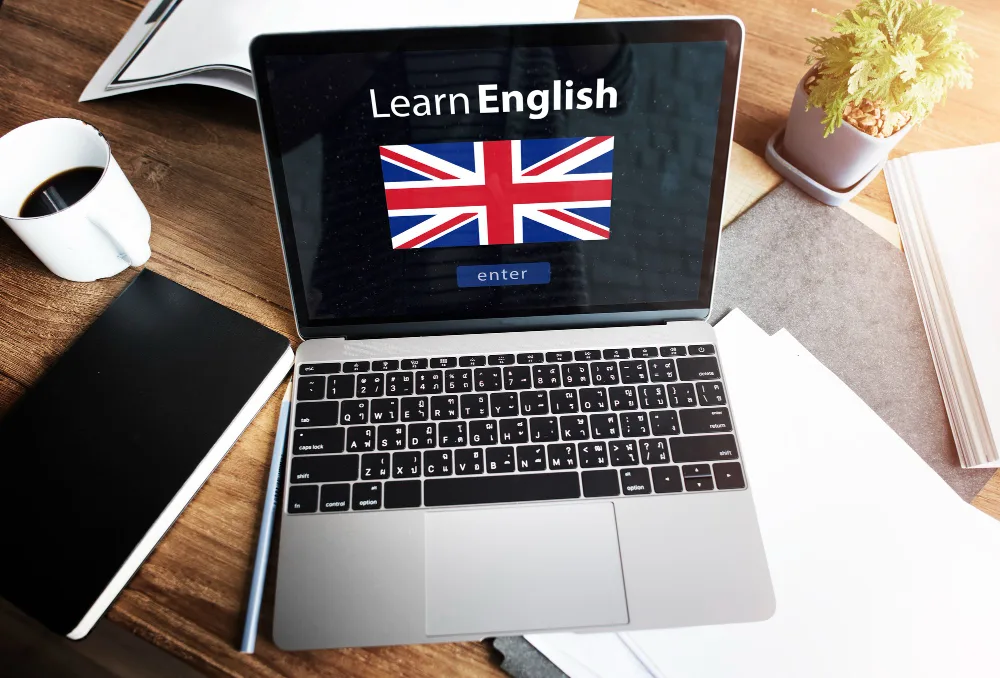 Laptop z ekranem "Learn English" na biurku